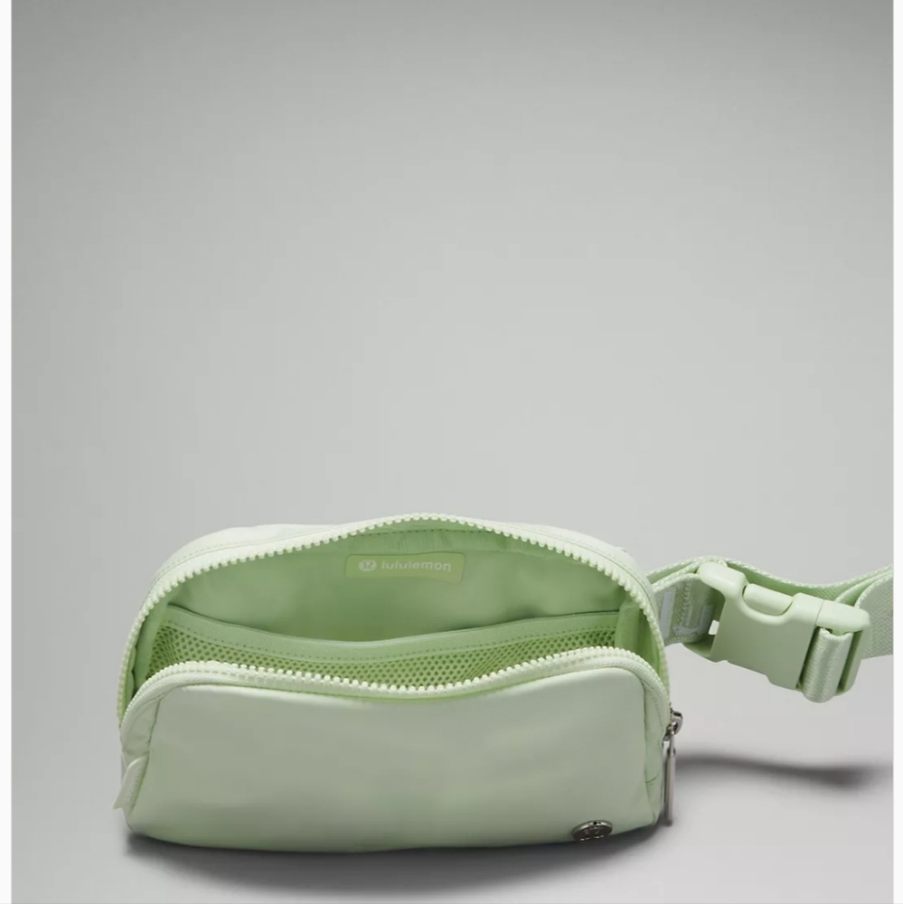 🆕️ LULULEMON EVERYWHERE BELT BAG - KOHLRABI GREEN/WHITE - Picture 5 of 12